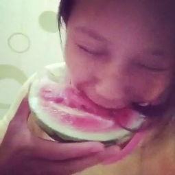 胖妹吃瓜打嗝视频,萌态十足引网友爆笑